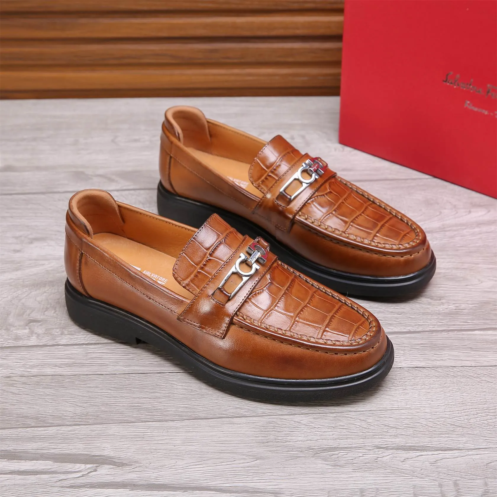 Men's shoes 💰460 🕷🕷🐂【Ferragamo】Ferragamo Popular fashionable casual shoes🇨🇳Official website counter 1:1 production, original mold opening💯Good quality visible, imported high-end first-layer waxed calfskin, water-dyed🐂leather lining🌿very clear texture, high-quality waterproof, non-slip and wear-resistant outsole🎋high quality and low price, truly handmade🍓Black optional! Code number 38-44 (45-46 customized)......